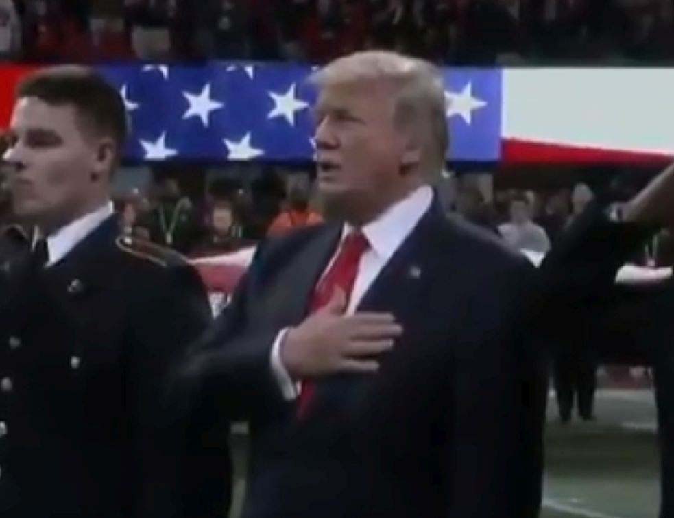  ШТА, НЕ ПЕВАМО МИЉАЦКУ?! Још један гаф мајстора гафова - Доналд Трамп ЗАБОРАВИО РЕЧИ ХИМНЕ! (ВИДЕО)
